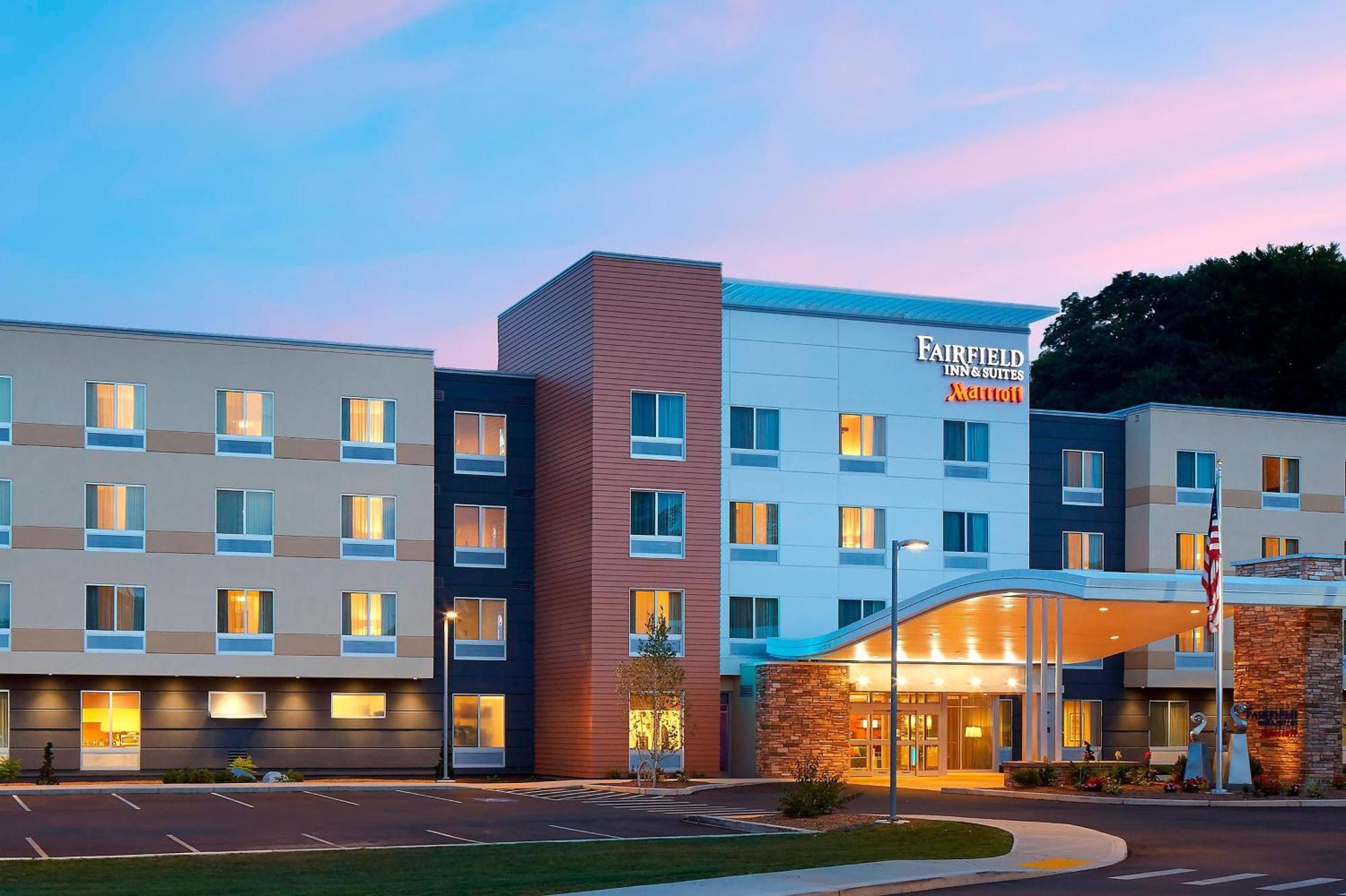 Fairfield Inn & Suites By Marriott Springfield Northampton/Amherst Exterior photo