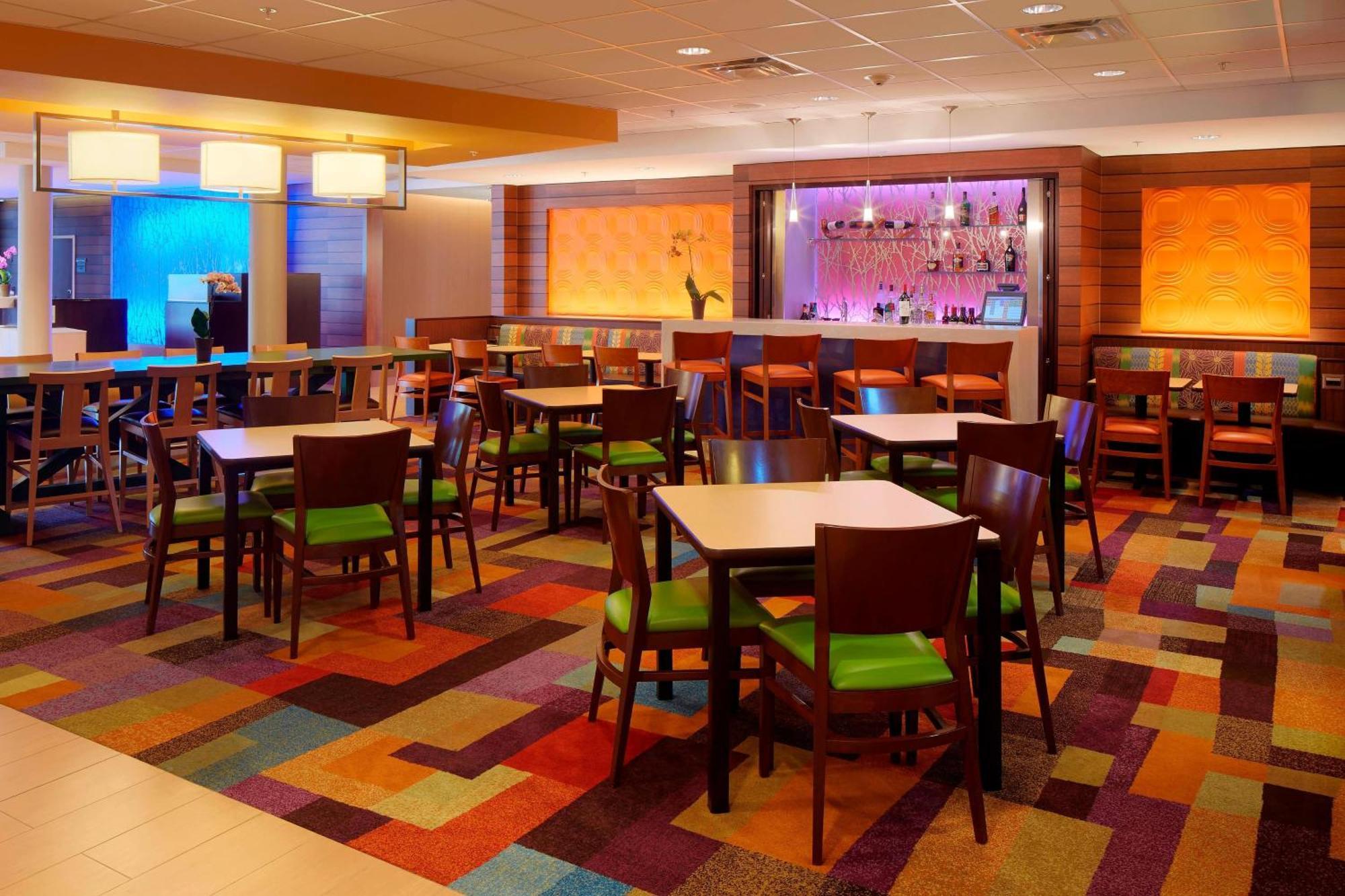 Fairfield Inn & Suites By Marriott Springfield Northampton/Amherst Exterior photo